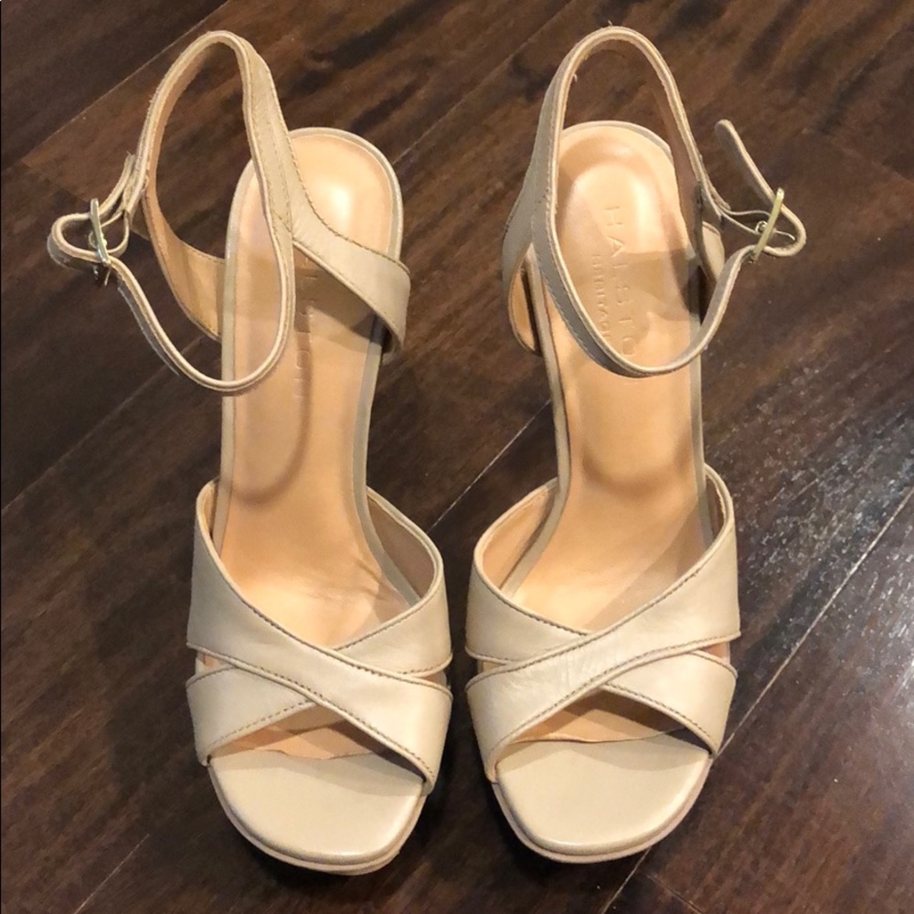 Halston Heritage Tan platform sandals. Size 6.